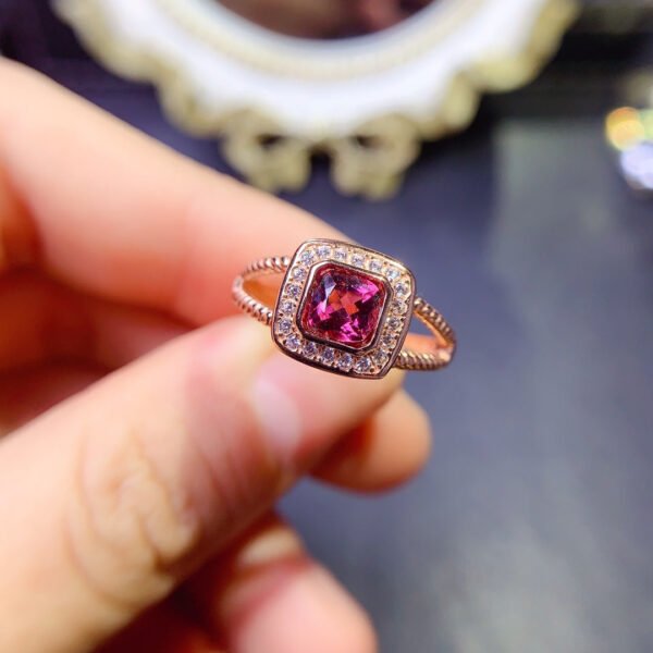 The pure natural magnesium aluminum garnet ring is shipped with a main stone size of 5mm,2510110246