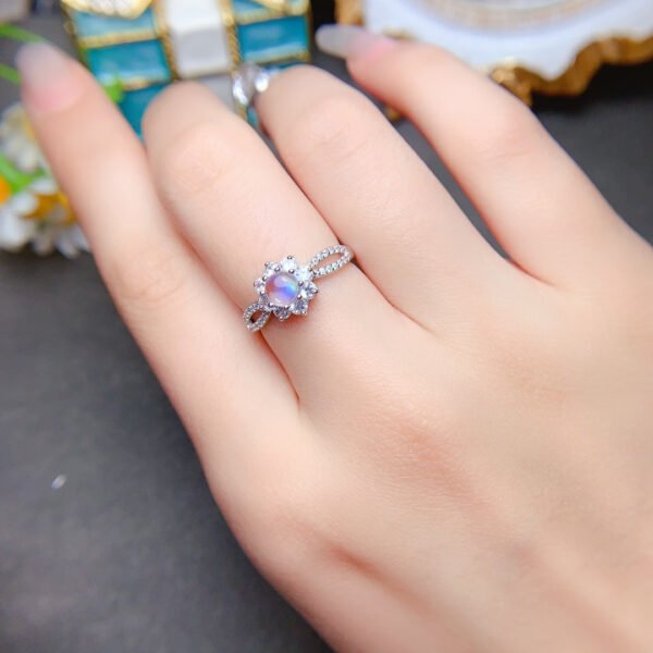Pure natural moonstone ring, with a main stone size of 5mm round2810105136