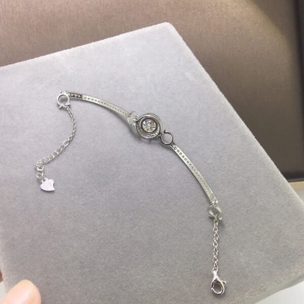 Classic Mosan diamond bracelet with a main stone of 2 carats and a circle of 8mm.2810150159