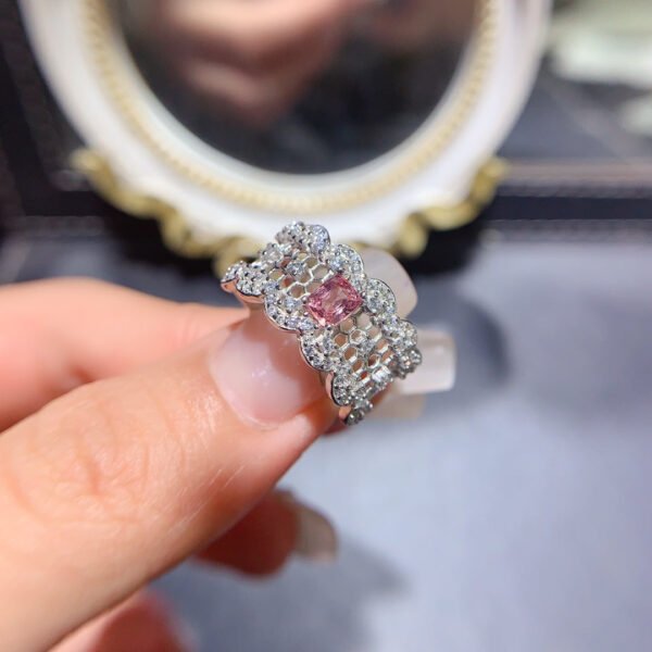 Pure natural Myanmar unburned spinel ring, with a main stone size of 4 * 5mm1112190588