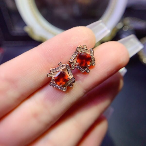 Pure natural Fenda garnet earrings, with a main stone size of 5mm.1117130599