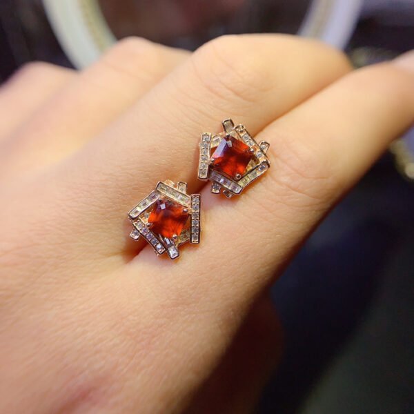 Pure natural Fenda garnet earrings, with a main stone size of 5mm.1117130599